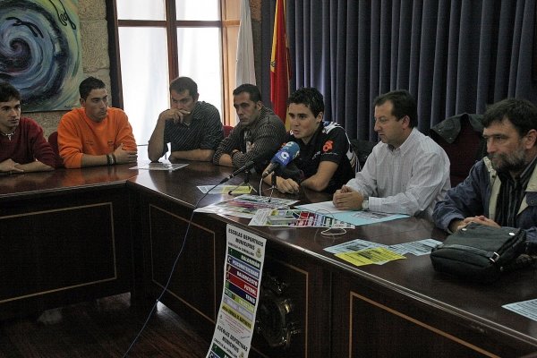 Dacal, concejal de deportes, con Gómez Noya, Francisco Villar y Luis Piña, entre otros. (Foto: Martiño Pinal)