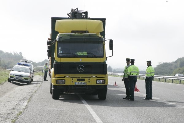 Agentes lusos y españoles inspeccionan un camión en el arcén del vial. (Foto: Marcos Atrio)