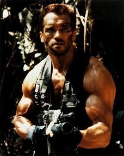 Arnold Schwarzenegger en una imagen de la película Depredator.