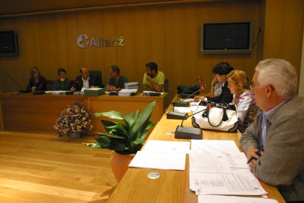 La sesión plenaria, presidida por Francisco García (centro), aprobó la licitación del parque eólico.  (Foto: Daniel Atanes)