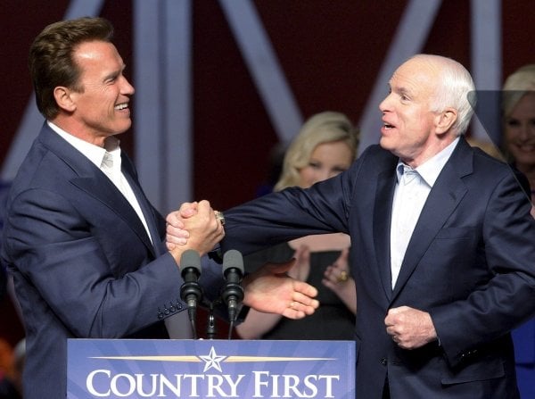 Schwarzenegger saluda a McCainn. (Foto: Jay Laprete)