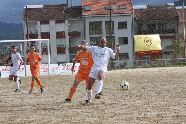  Docabo, autor del segundo gol local, intenta controlar el balón. (Foto: Miguel Ángel)
