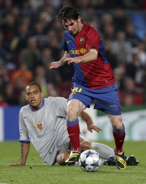 Leo Messi se lleva un balón, ante la mirada de un jugador suizo.  (Foto: efe)