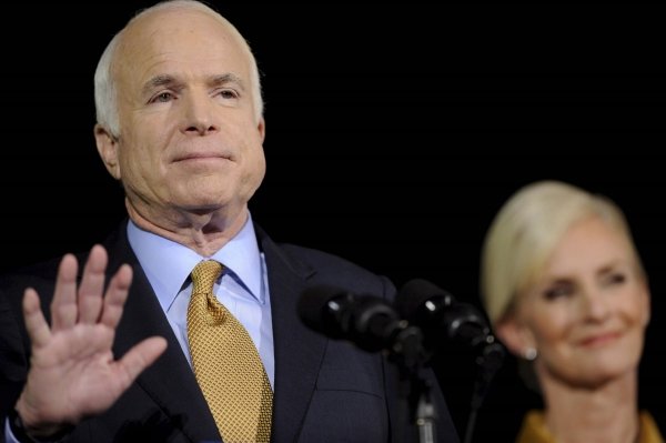 El candidato republicano, McCain, y su esposa Cindy, se dirigen a sus votantes.
