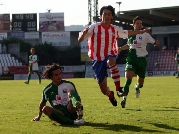 El ex ourensanista Jaime Noguerol supera a un rival con los colores del Lugo, su actual club. (Foto: El Progreso)