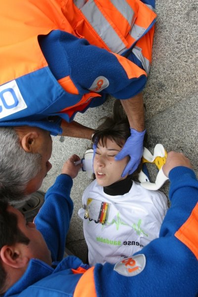 El personal sanitario atiende a uno de los heridos que simulaba estar más grave. (Foto: José Paz)