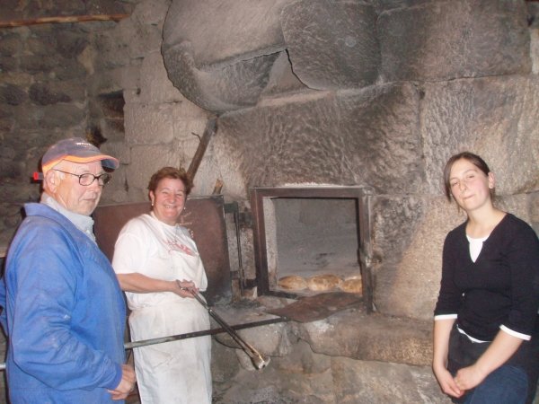   Vecinos de Boado cuecen pan en el horno restaurado.