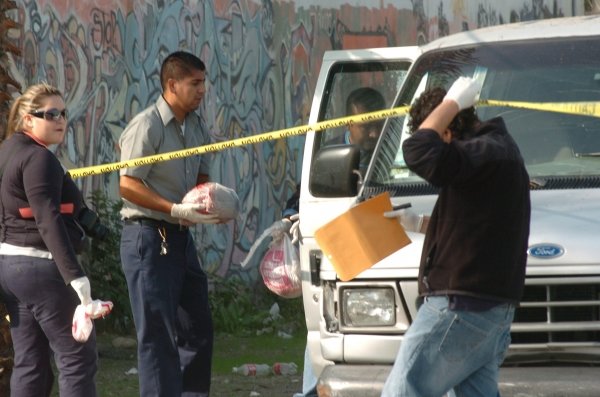 Médicos legalistas recogen las cabezas de dos personas que fueron decapitadas en Tijuana.