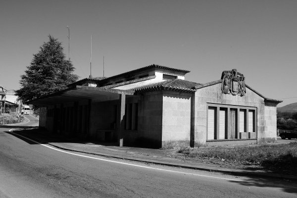 Edificio de la antigua aduana, situado en la frontera con Portugal, en Feces de Abaixo. (Foto: Marcos Atrio)