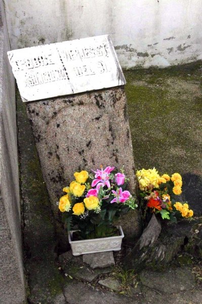 Lápida del cementerio de San Francisco. (Foto: Miguel Ángel)