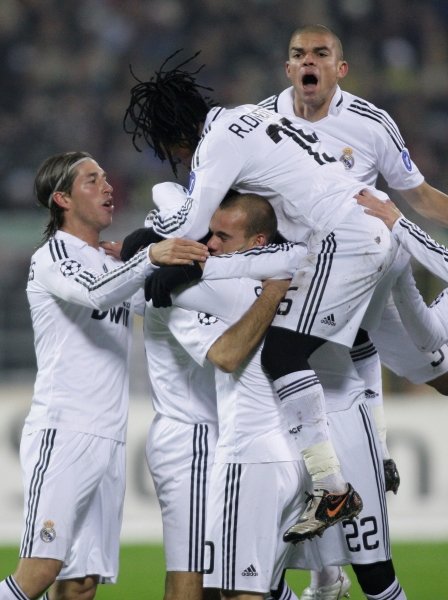Los jugadores del Real Madrid se abrazan tras la consecución del gol de Raúl.