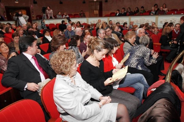 Imagen que presentaba el Teatro Principal al inicio del recital de poesía. (Foto: Miguel Ángel)