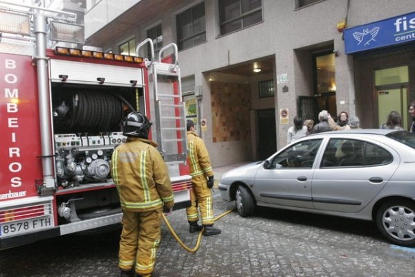 Los bomberos entran en el inmueble en el que se declaró el fuego.  (Foto: Miguel Ángel)