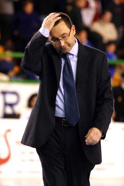 El técnico del COB Dani García se retira con un expresivo gesto. (Foto: Xesús Fariñas)