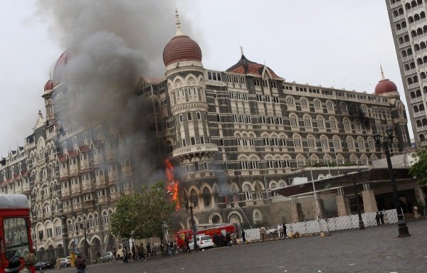 Vista del Hotel Taj Mahal, en llamas. (Foto: Harisa Tyagi)
