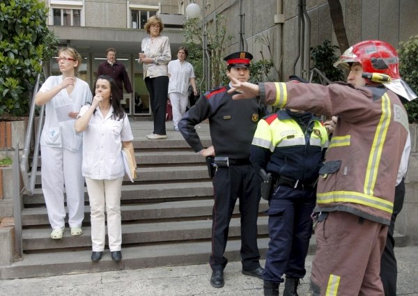 Varios mossos y bomberos, con personal del hospital. (Foto: Toni Albir)