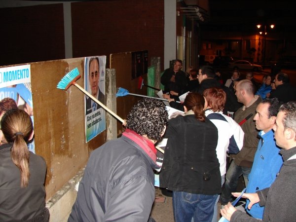 Militantes de PSOE, PP y BNG pegan carteles en O Barco.