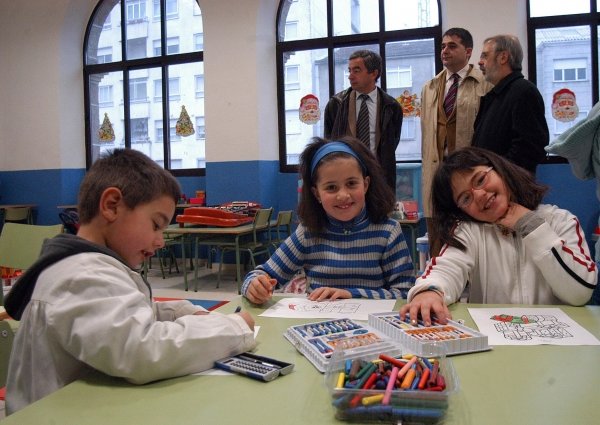Niños de 'Famiilas madrugadoras durante una visita que les hizo el alcalde. (Foto: Martiño Pinal)