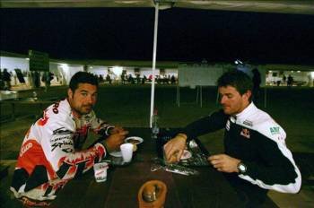 El piloto italiano Luca Manca desayuna con el español Marc Coma. (Foto: Cézaro de Luca)