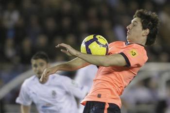 El jugador del Barcelona Messi, controla un balón durante el encuentro que disputó su equipo ante el Tenerife. (Foto: Cristóbal García.)