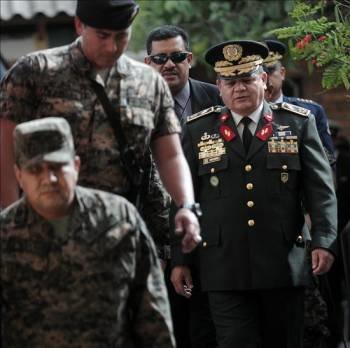 El general Romeo Vásquez llega con los miembros de la junta de Comandantes de las Fuerzas Armadas de Honduras. (Foto: Gustavo Amador)
