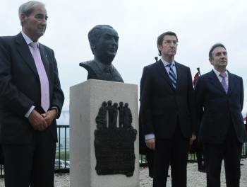 Manuel García, Alberto Núñez y Manuel Gómez posan tras descubrir el busto de Eulogio Gómez Franqueira. (Foto: M.P.)
