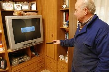 Un vecino de A Bola busca la señal de la televisión digital. (Foto: Miguel Ángel)