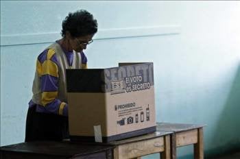 Una mujer emite su voto en la ciudad de Pérez. (Foto: Jeffrey Arguedas)