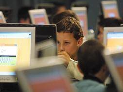 Un niño juega con un ordenador.  (Foto: Archivo)
