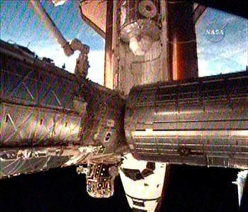 El  transbordador 'Endeavour' en el momento de acoplamiento a la Estación Espacial Internaciona.