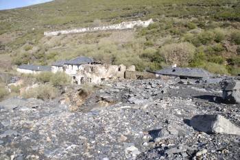 El cauce del arroyo de Valborraz quedó cubierto de limo y rocas de pizarra.