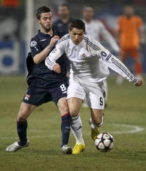 Cristiano Ronaldo intenta escaparse con el balón.