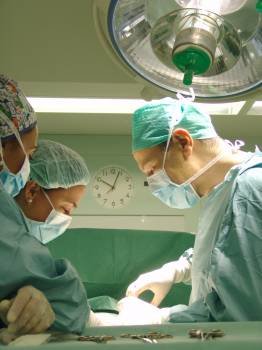 Los cirujanos operan a un paciente de cataratas. (Foto: CHOU)