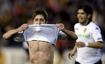 El jugador del Valencia CF Pablo Hernández celebra el segundo gol marcado al Brujas en presencia del argentino Ever Banega.