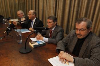 Luis Tosar, José Manuel Baltar, Miguel Barro y Xosé Soutullo, en el Ateneo. (Foto: MARTIÑO PINAL)