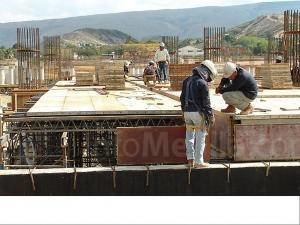 Dos operarios trabajan en la construcción de un edificio. (Foto: ARCHIVO)