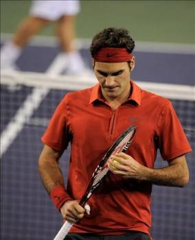 El suizo y número uno del mundo, Roger Federer, ajusta su raqueta. (Foto: PAUL BUCK)
