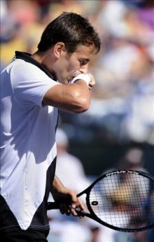 El tenista español Tommy Robredo seca su rostro durante el partido. (Foto: PAUL BUCK)