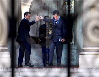 El presidente francés, Nicolas Sarkozy, se despide del primer ministro, François Fillon. (Foto: OLIVIER LEJEUNE)