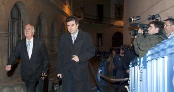 El ex presidente del Gobierno balear, Jaume Matas (d), junto a su abogado, Rafael Perera.