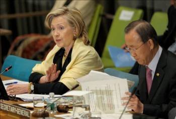 La secretaria de Estado de EE.UU., Hillary Clinton, habla durante la conferencia internacional de donantes en favor de Haití, junto al secretario general de la ONU, Ban Ki-moon.  (Foto: PETER FOLEY)