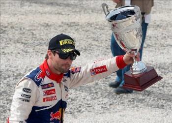 El piloto francés de Citroën, Sebastien Loeb, celebra su victoria. (Foto: JAMAL NASRALLAH)