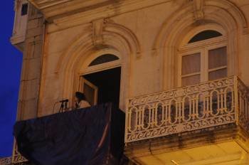 Almudena Mosquera, cantando la saeta desde un balcón particular. (Foto: MARTIÑO PINAL)