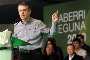 El presidente del PNV, Iñigo Urkullu, durante el acto político organizado por esta formación para celebrar hoy en Bilbao el Aberri Eguna. (Foto: ALFREDO ALDAI)