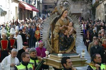 La Policía trasladó la imagen de la Virgen. (Foto: JOSÉ PAZ)