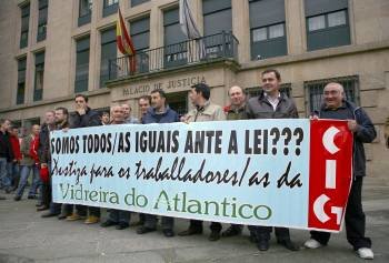 Una de las protestas de empleados de la vidriera ante el edificio judicial de Ourense.  (Foto: MARCOS ATRIO)