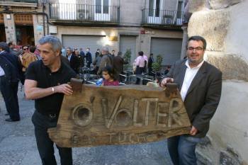 Aguileta e Monxardón trasladan o letreiro de madeira de O Volter polas rúas de Ourense. (Foto: JOSÉ PAZ)