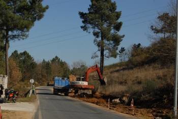 Los trabajadores en plena labor de ampliación de la carretera. (Foto: Eva Domínguez)