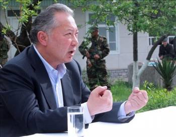 El depuesto presidente de Kirguizistán, Kurmanbek Bakiyev,ofrece una rueda de prensa en su casa de la localidad de Teyit. (Foto: Maxim S.)
