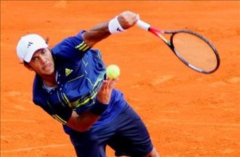 El tenista español Fernando Verdasco  saca ante el serbio Novak Djokovic. (Foto: BRUNO BEBERT)